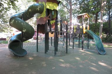 Aire de jeux dans le parc de l'île Champ du Pin
